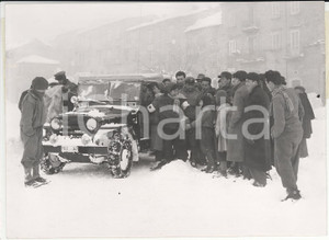 Fotografia d epoca originale 1956 ABRUZZO Crocerossina e poliziotti portano aiuti ad abitanti isolati da neve 1