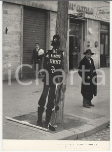 Fotografia d epoca originale 1955 ROMA Sagoma contro riarmo dell esercito tedesco in una via della Capitale 1