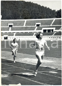 Fotografia d epoca originale 1959 ROMA Campionati Atletica  Danila COSTA vince i 400 m piani Foto 13x18 cm 1