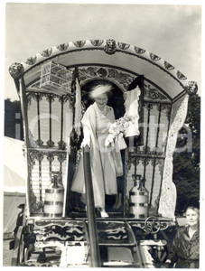 Fotografia d epoca originale 1956 LONDON Marlborough House  Queen Mother admiring a gipsy caravan Photo 1