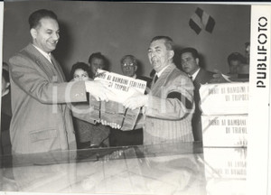 Fotografia d epoca originale 1957 NAPOLI Paolo BARBI consegna i doni per i bambini italiani di Tripoli Foto 1