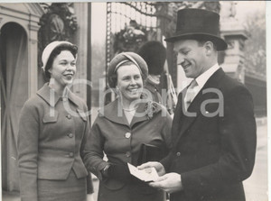 Fotografia d epoca originale 1957 LONDON Fairey Aviation Chief Peter TWISS showing his OBE to his wife Photo 1