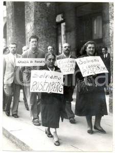 Fotografia d epoca originale 1953 MILANO Manifestazione a sostegno di Ethel e Julius ROSEMBERG Foto 13x18 1