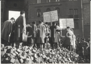 Fotografia d epoca originale 1958 ROMA Manifestazione degli studenti di architettura contro l esame di Stato 1