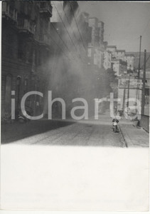 Fotografia d epoca originale 1955 ca GENOVA Via Montaldo  Rottura di un rubinetto stradale Foto 13x18 cm 1