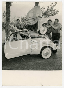 Fotografia d epoca originale 1956 TORINO FIAT 600 distrutta dopo impatto con RENAULT FREGATE Foto 13x18 cm 1
