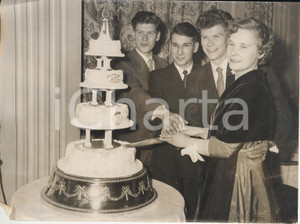 Fotografia d epoca originale 1956 LONDON Grosvenor House Paul Michael Ernest and Ann MILES celebrate birthday 1