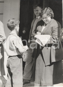 Fotografia d epoca originale 1957 LONDON Tamara TYSHKEVICH signing her autograph for Gerald BORMAN Photo 1