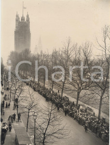 Fotografia d epoca originale 1953 LONDON Queen Mary s funeral  Vast qeue paying last homage to the Queen 1