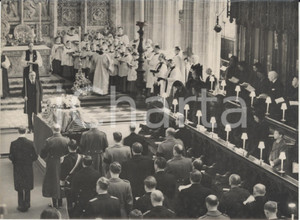 Fotografia d epoca originale 1953 LONDON St. George Chapel  Royal mourners at Queen Mary s funeral Photo 1