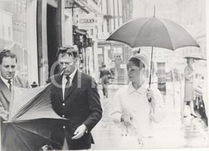 Fotografia d epoca originale 1963 LONDON Richard BURTON e Liz TAYLOR passeggiano per la città Foto 18x13 cm 1
