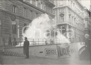 Fotografia d epoca originale 1955 GENOVA Celere spara fumogeni contro portuali scioperanti Foto 18x13 cm 1
