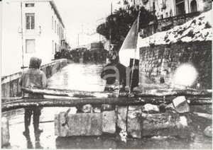 Fotografia d epoca originale 1957 ISERNIA Polizia seda agitazioni per la mancata elevazione a provincia Foto 1
