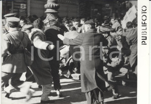 Fotografia d epoca originale 1958 NAPOLI Manifestazione studentesca universitaria contro esame di Stato Foto 1