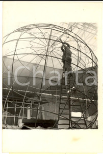 Fotografia d epoca originale 1957 PARIS Mappemonde gÃ©ante en construction pour le Salon Nautique  Photo 1