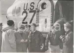 Fotografia d epoca originale 1956 CATANIA Alfred GRIGIS USIS riceve viveri per siciliani bloccati dalla neve 1