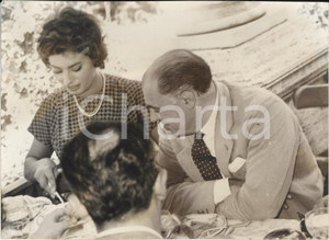 Fotografia d epoca originale 1959 ROMA Sophia LOREN Carlo PONTI visitano Casina Valadier Foto 18x13 cm 1