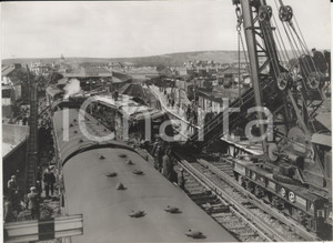 Fotografia d epoca originale 1958 EASTBOURNE Station  Wrecked coaches of eletric train lying on their side 1