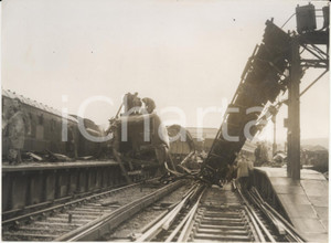Fotografia d epoca originale 1958 EASTBOURNE Rail crash  Wrecked coaches lying on their side Photo 1