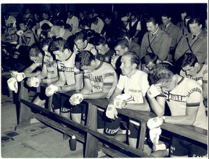 Fotografia d epoca originale 1966 GIRO D ITALIA  ROCCA DI CAMBIO   Ciclisti ascoltano la Messa Foto 24x18 1