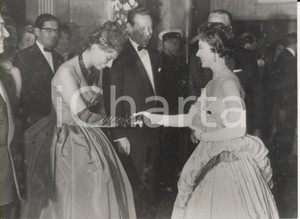 Fotografia d epoca originale 1958 LONDON Odeon Theatre Princess MARGARET greeting Sophia LOREN Photo 20x15 1