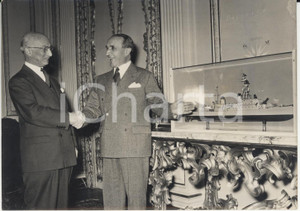 Fotografia d epoca originale 1957 ROMA James ZELLERBACH riceve modellino cacciatorpediniere Cigno Foto 1