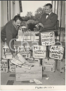 Fotografia d epoca originale 1954 RONCOLE DI BUSSETO Giovannino GUARESCHI riceve regali da tutta Italia Foto 1