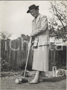 Fotografia d epoca originale 1956 SOUTWICK Miss ELPHINGSTONESTONE playing croquet Photo 15x20 cm 1