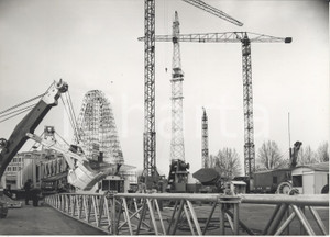 Fotografia d epoca originale 1957 MILANO XXV FIERA CAMPIONARIA  Ultimi ritocchi agli stands Foto 18x13 cm 1