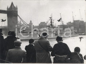 Fotografia d epoca originale 1958 LONDON Tower Bridge HMS Carysfort of Home Fleet s 6th Destroyer Squadron 1