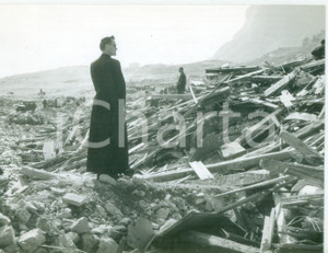 Fotografia d epoca originale 1963 TRAGEDIA DEL VAJONT  Sacerdote tra le macerie di Longarone  Foto 17x13 cm 1