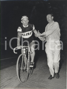 Fotografia d epoca originale 1966 MILANO Vigorelli CICLISMO su PISTA  Leandro FAGGIN con l allenatore LEONI 1