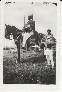 Fotografia d epoca originale 1935ca A.O.I. ETIOPIA Ritratto guerrieri con armature tradizionali FOTO 9X5,8 1