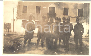 Fotografia d epoca originale 1918 WW1 AREA DI UDINE ? Gruppo di ufficiali in una caserma Foto 13x8 cm 1