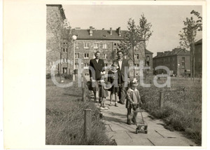 Fotografia d epoca originale 1954 CRACOVIA NOWA HUTA Città ideale  Ritratto di famiglia operaia  Foto 18x13 1