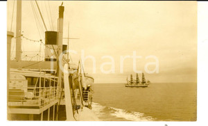 Fotografia d epoca originale 1930 ca OCEANO ATLANTICO Motonave AUGUSTUS avvista un veliero Foto cartolina 1