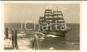 Fotografia d epoca originale 1930  OCEANO ATLANTICO Motonave AUGUSTUS accosta un veliero Foto cartolina 1