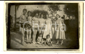Fotografia d epoca originale 1960 ca LIGURIA ? Ritratto di famiglia al bagno Foto cartolina VINTAGE 1
