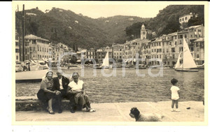 Fotografia d epoca originale 1960 ca PORTOFINO Tre gitanti al porticciolo  Fotografia VINTAGE 13x8 cm 1