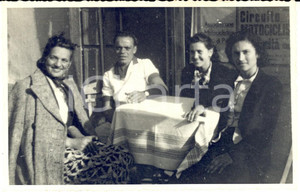 Fotografia d epoca originale 1960 ca ROMA ? Gruppo di amici presso associazione motociclistica Foto 1
