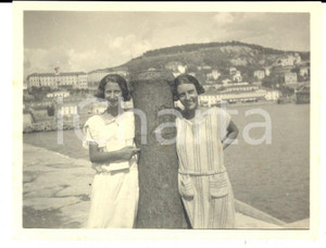 Fotografia d epoca originale 1924 IMPERIA PORTO MAURIZIO Coppia di amiche sul molo Foto VINTAGE 11x8 cm 1