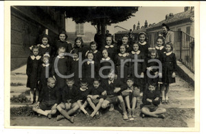 Fotografia d epoca originale 1950 GRANA MONFERRATO Una classe elementare in cortile Foto 18x13 cm 1