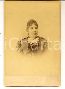 Fotografia d epoca originale 1890 ca ARCO TN Ritratto di donna con abito in velluto Foto B. PASQUALI 11x16 1