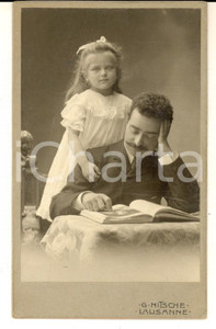 Fotografia d epoca originale 1910 ca LAUSANNE Ritratto di bambina con il padre in lettura Foto G. NITSCHE 1