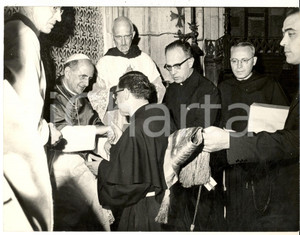 Fotografia d epoca originale 1965 ca CITTA  DEL VATICANO Papa PAOLO VI riceve sacerdoti  Foto 24x18 cm 1