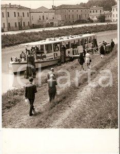 Fotografia d epoca originale 1970 ca PADOVA Canale del BRENTA Turisti si imbarcano sul Burchiello Foto 18x24 1