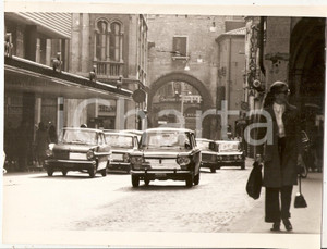 Fotografia d epoca originale 1970 ca PADOVA Fiat 1300 attraversa Porta Altinate Foto ARTISTICA 23x18 cm 1