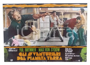 Materiale cinematografico d’epoca 1975 AVVENTURIERI DEL PIANETA TERRA Yul BRINNER Max VON SYDOW Lobby card 63x45 1