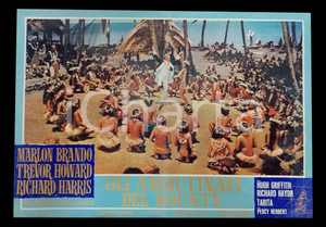 Materiale cinematografico d’epoca 1962 GLI AMMUTINATI DEL BOUNTY Marlon BRANDO danza con indigene Lobby card 1