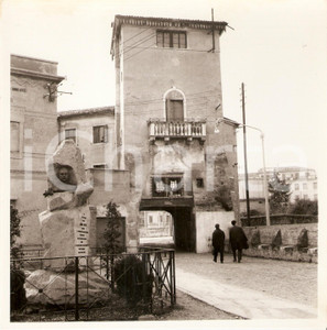 Fotografia d epoca originale 1970 ca PADOVA Veduta con busto celebrativo e torretta  Foto ANIMATA 18x18 1
